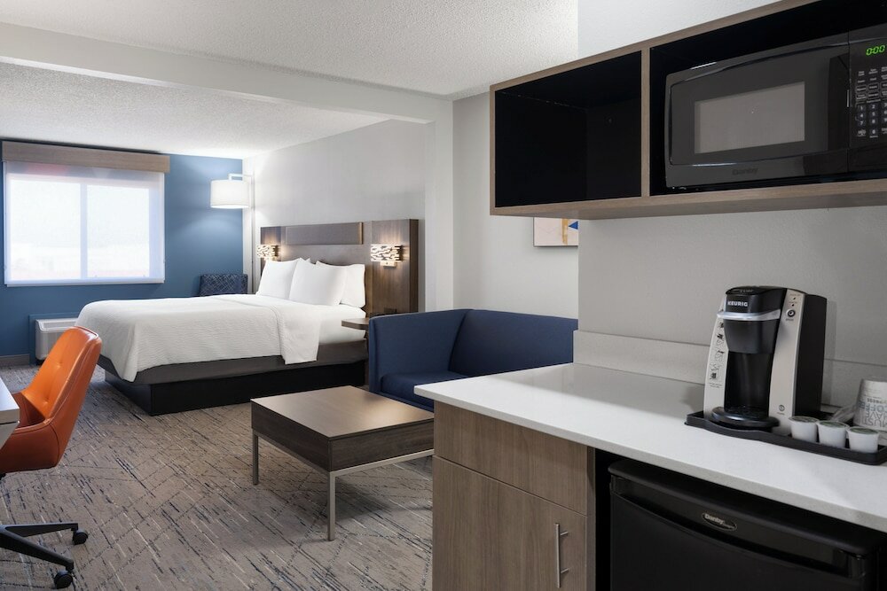 Фото Holiday Inn Express & Suites Midwest, an Ihg Hotel
