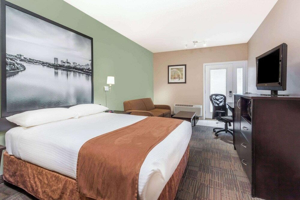 Фото Super 8 by Wyndham Saskatoon Near Saskatoon Airport