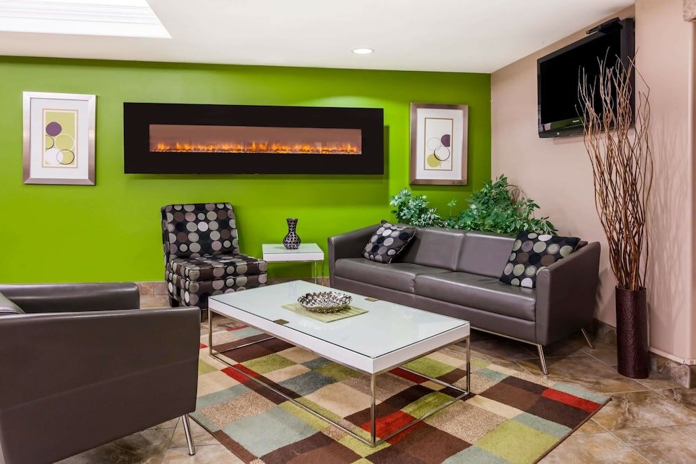 Фото Super 8 by Wyndham Saskatoon Near Saskatoon Airport