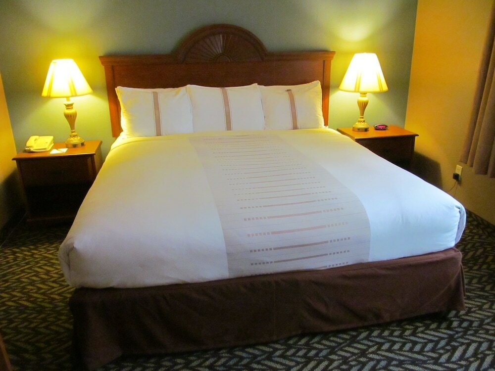 Фото Fireside Inn & Suites