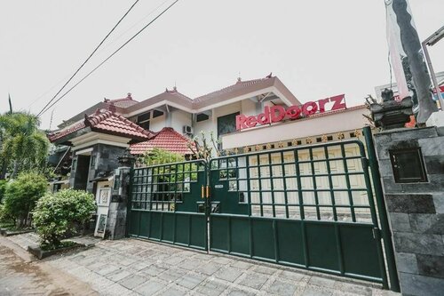 Гостиница RedDoorz Syariah near Gelora Delta Sidoarjo в Провинции Восточная Ява