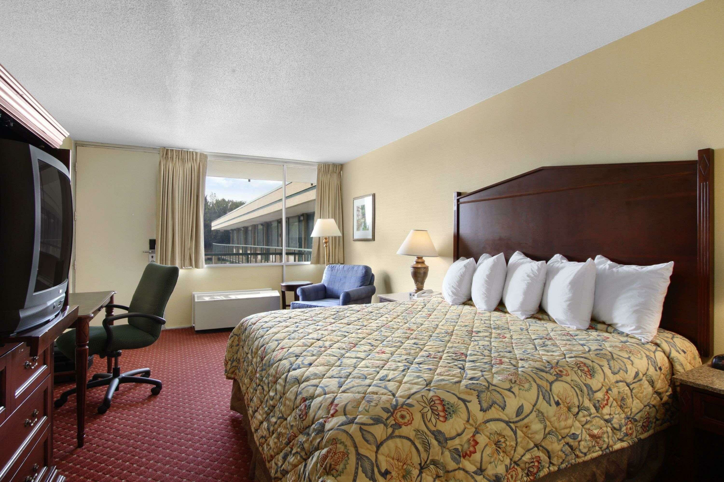 Фото Days Inn by Wyndham Washington DC/Gateway