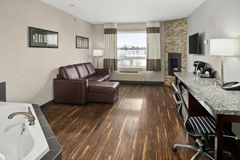 Фото Home Inn & Suites Swift Current