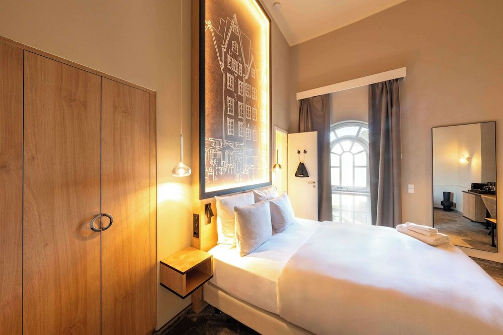 Фото Wasserturm Hotel Cologne, Curio Collection by Hilton