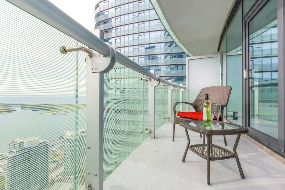 Фото Noel Suites-York St and Lakeshore Blvd