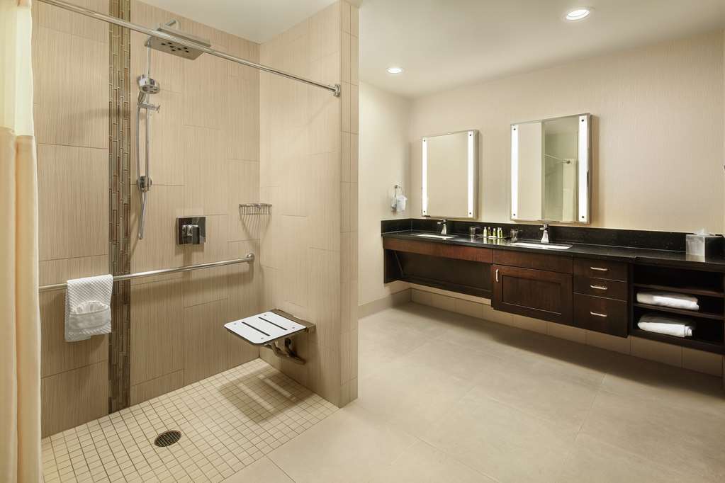 Фото DoubleTree by Hilton Claremont