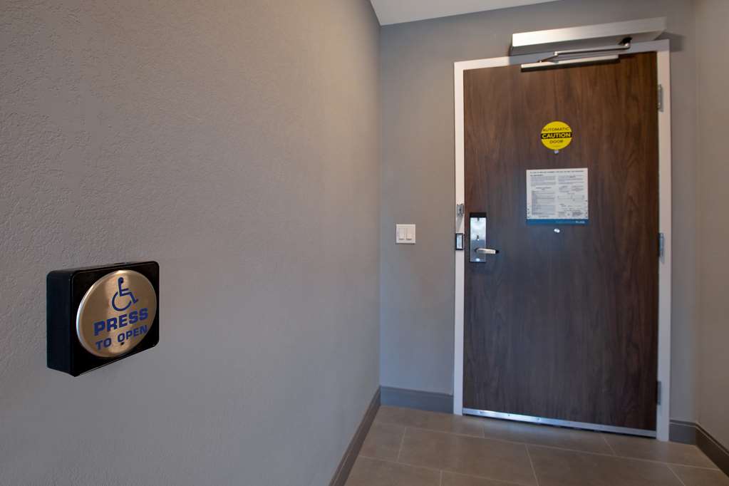 Фото Hampton Inn & Suites Ottawa West