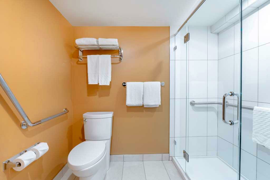 Фото Best Western Plus Emerald Isle Hotel