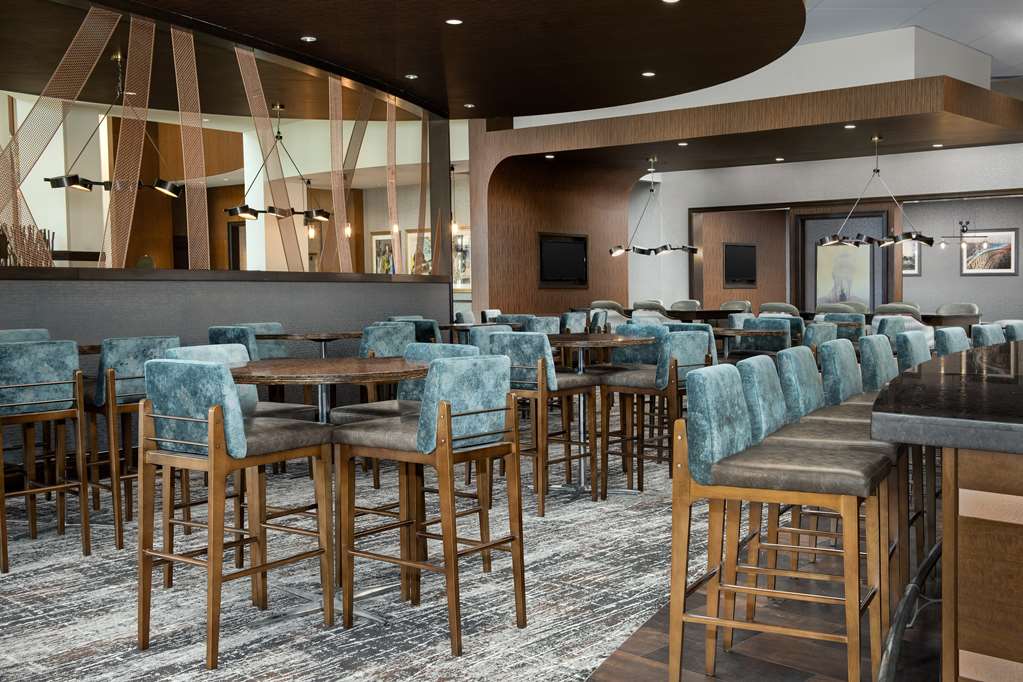 Фото Embassy Suites Springfield