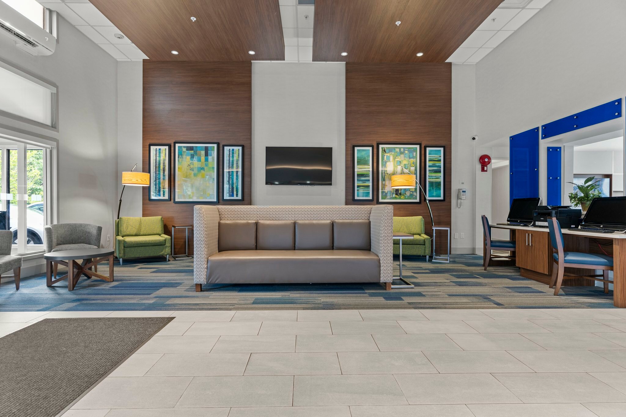 Фото Holiday Inn Express & Suites Surrey, an Ihg Hotel