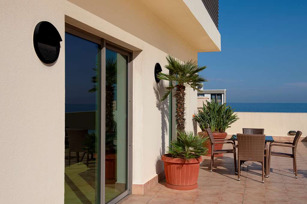 Фото Radisson Blu Martinez Hotel, Beirut