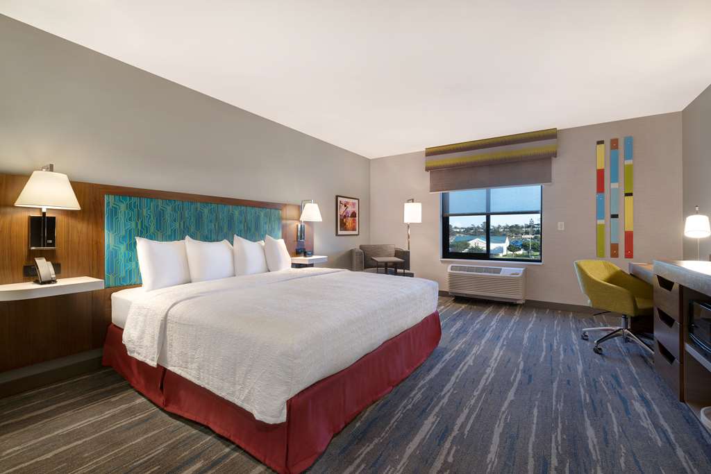 Фото Hampton Inn & Suites Marina