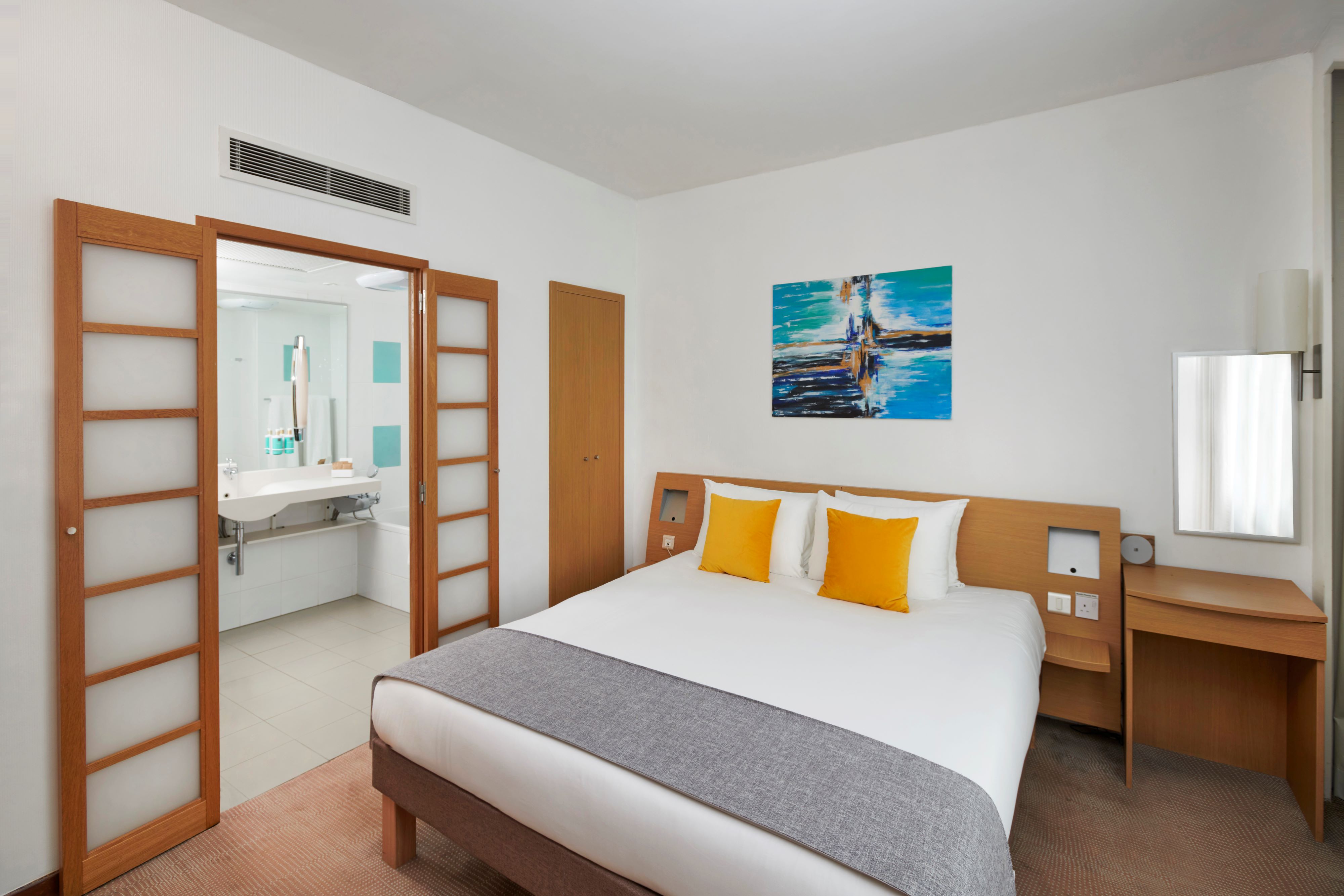 Фото Novotel London West