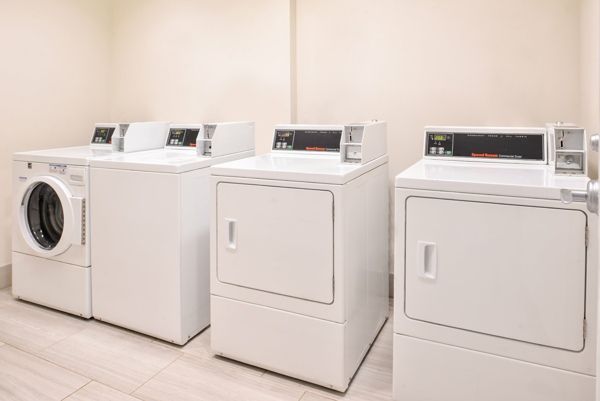 Фото Holiday Inn Express Tampa N I-75 - University Area, an Ihg Hotel