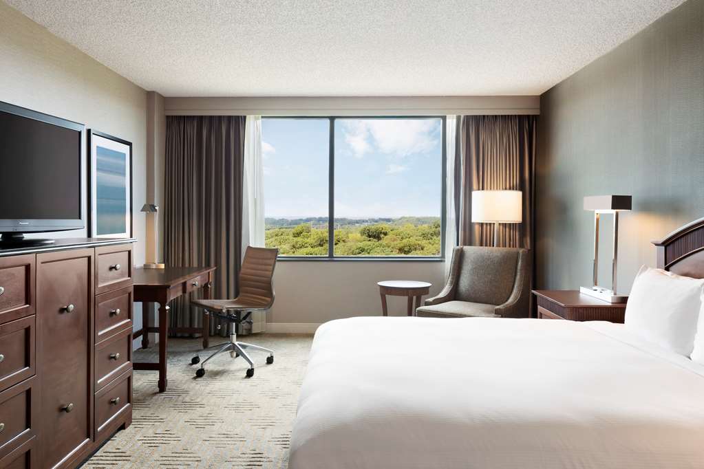 Фото Hilton East Brunswick Hotel & Executive Meeting Center