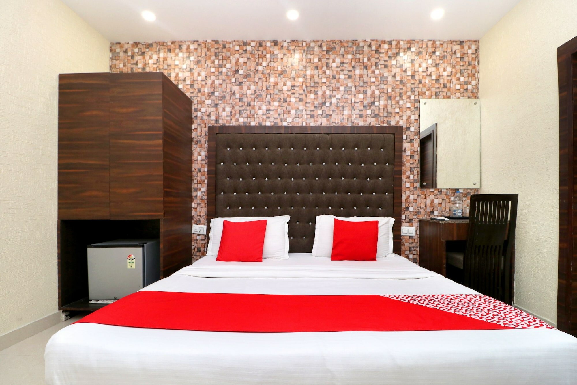 Фото Azaad Lifestyle Hotel by Oyo Rooms
