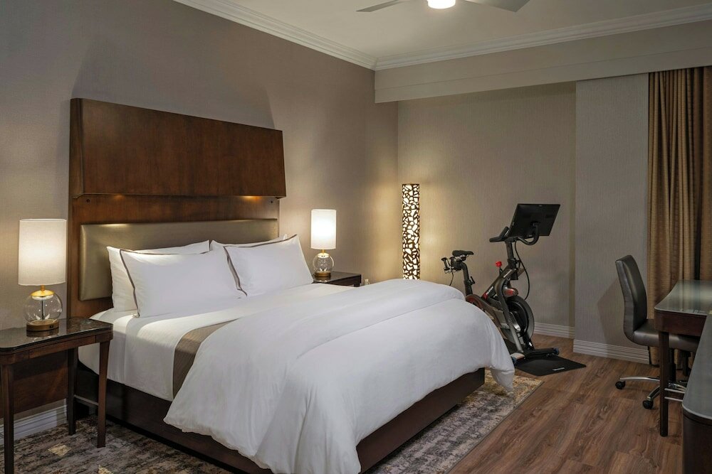 Фото The Westin Houston Downtown