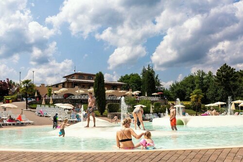 Гостиница Hu Norcenni Girasole Village в Тоскане