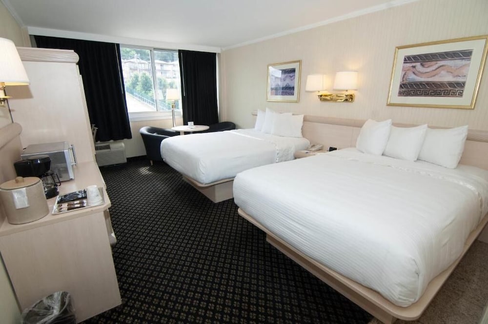 Фото Ramada by Wyndham North Bergen