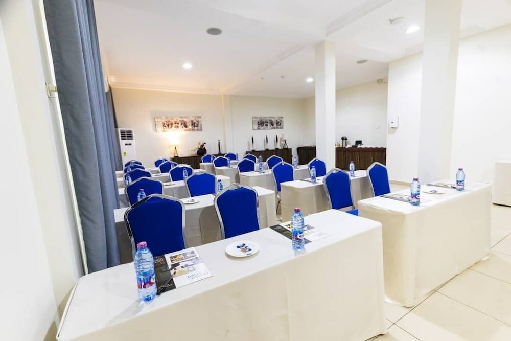 Фото Airport West Hotel