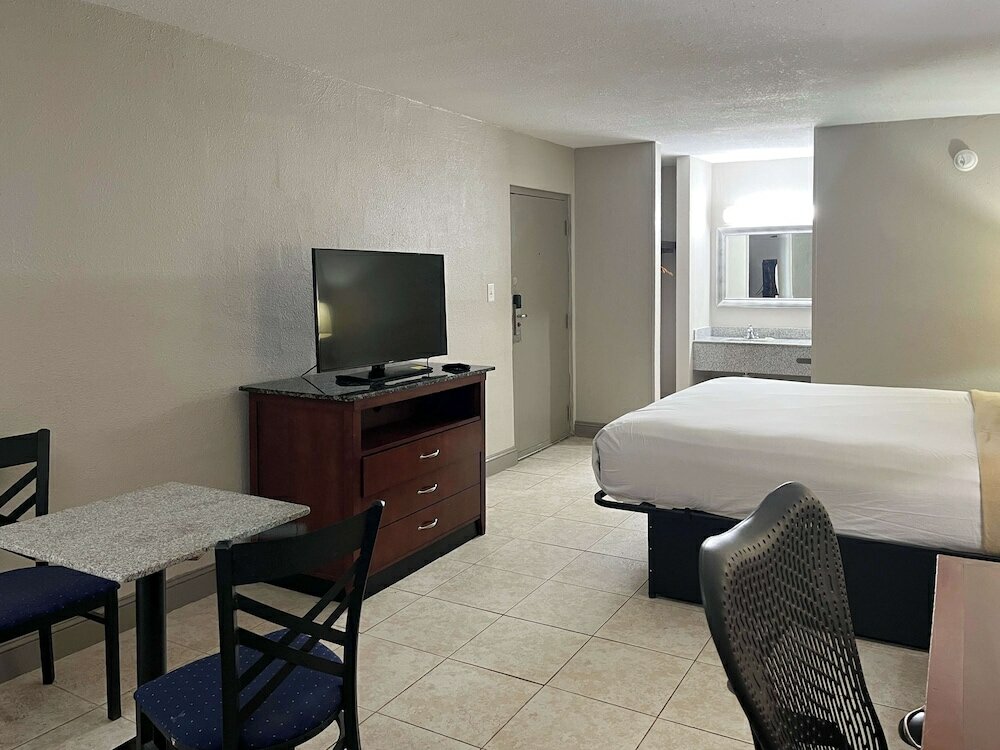 Фото Days Inn by Wyndham Raleigh Downtown South