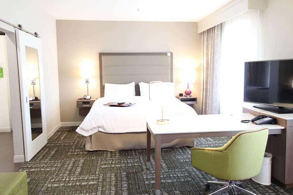 Фото Hampton Inn & Suites Dallas Market Center