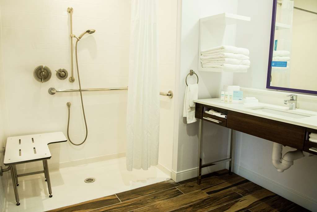 Фото Hampton Inn & Suites by Hilton Warrington Horsham