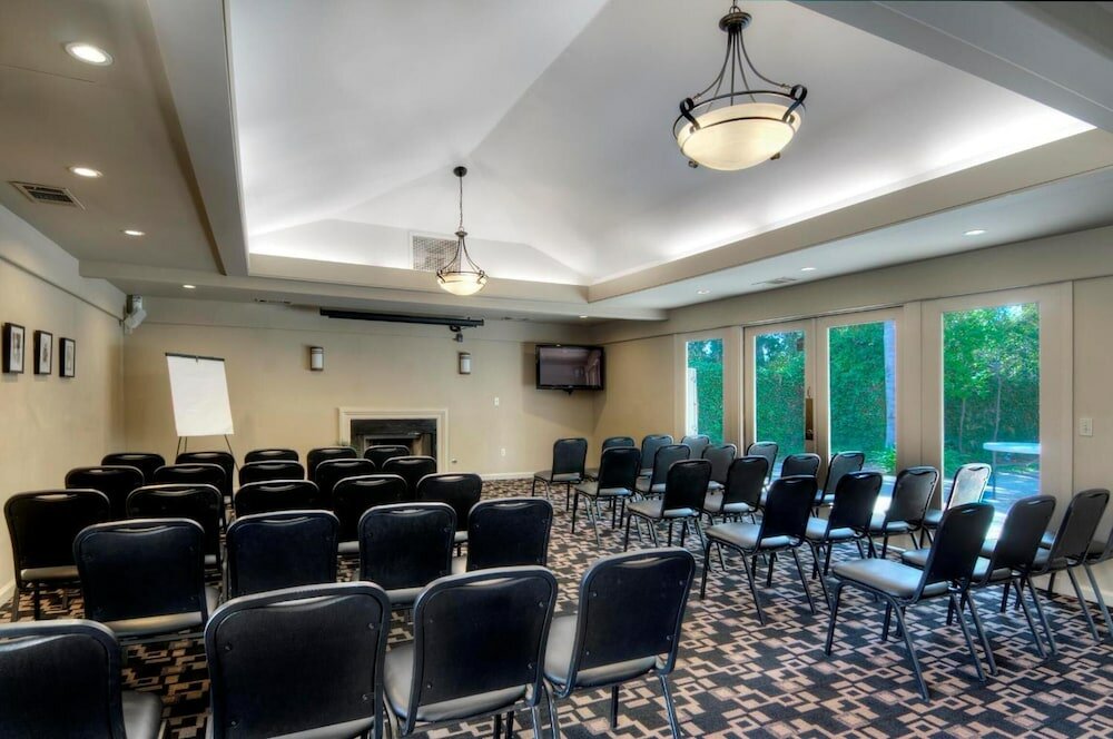 Фото University Park Inn & Suites