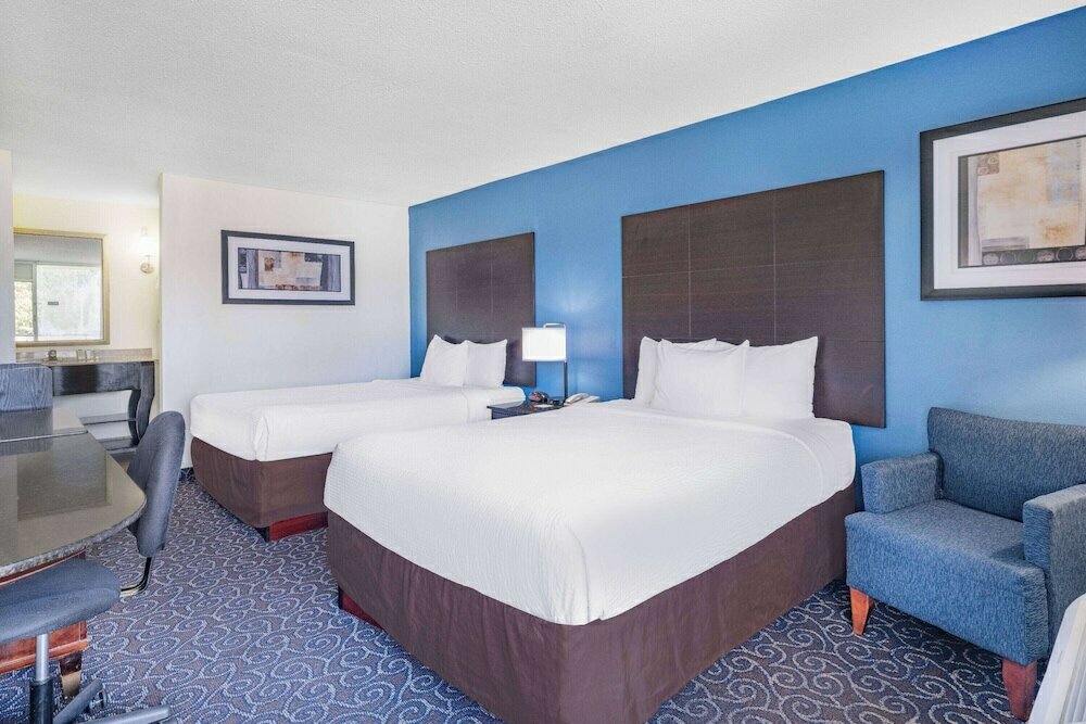 Фото Days Inn and Suites by Wyndham Oxford