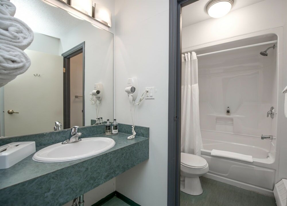 Фото Econo Lodge & Suites Hinton