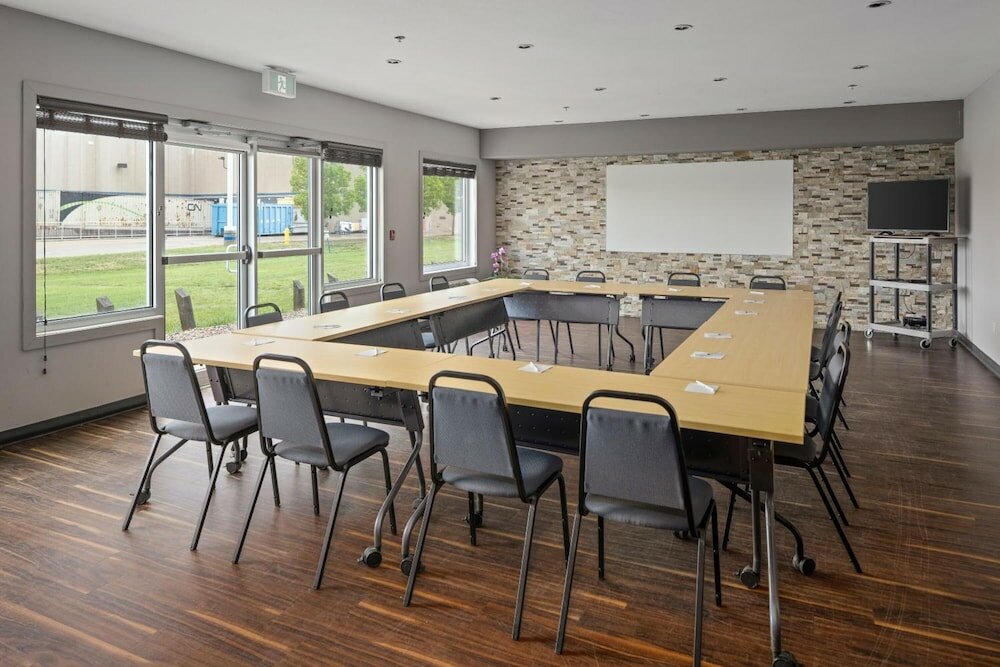 Фото Home Inn and Suites Regina Airport