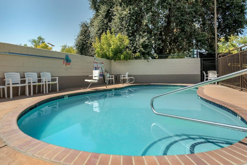 Фото Comfort Suites Downtown Sacramento