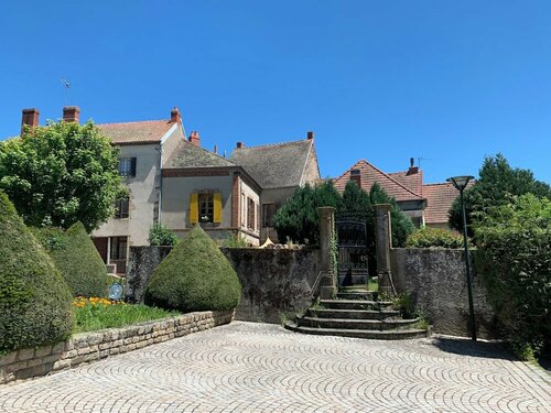 Гостиница La Grenouille Noire в Монлюсоне