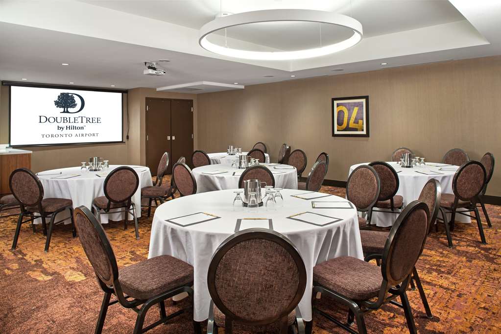 Фото DoubleTree by Hilton Toronto Airport