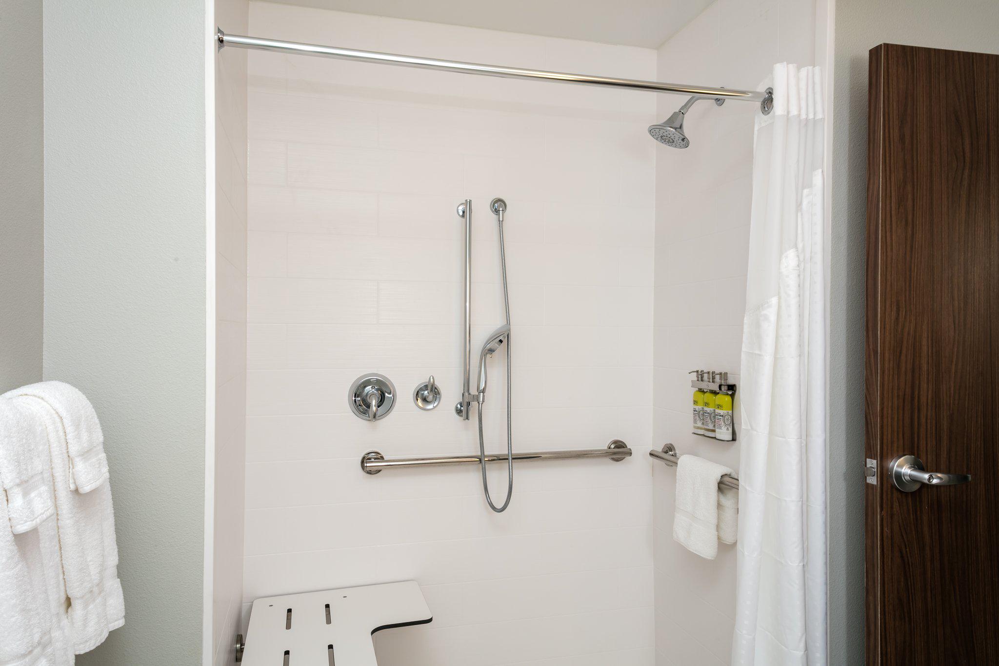 Фото Holiday Inn Express & Suites Bend South, an Ihg Hotel