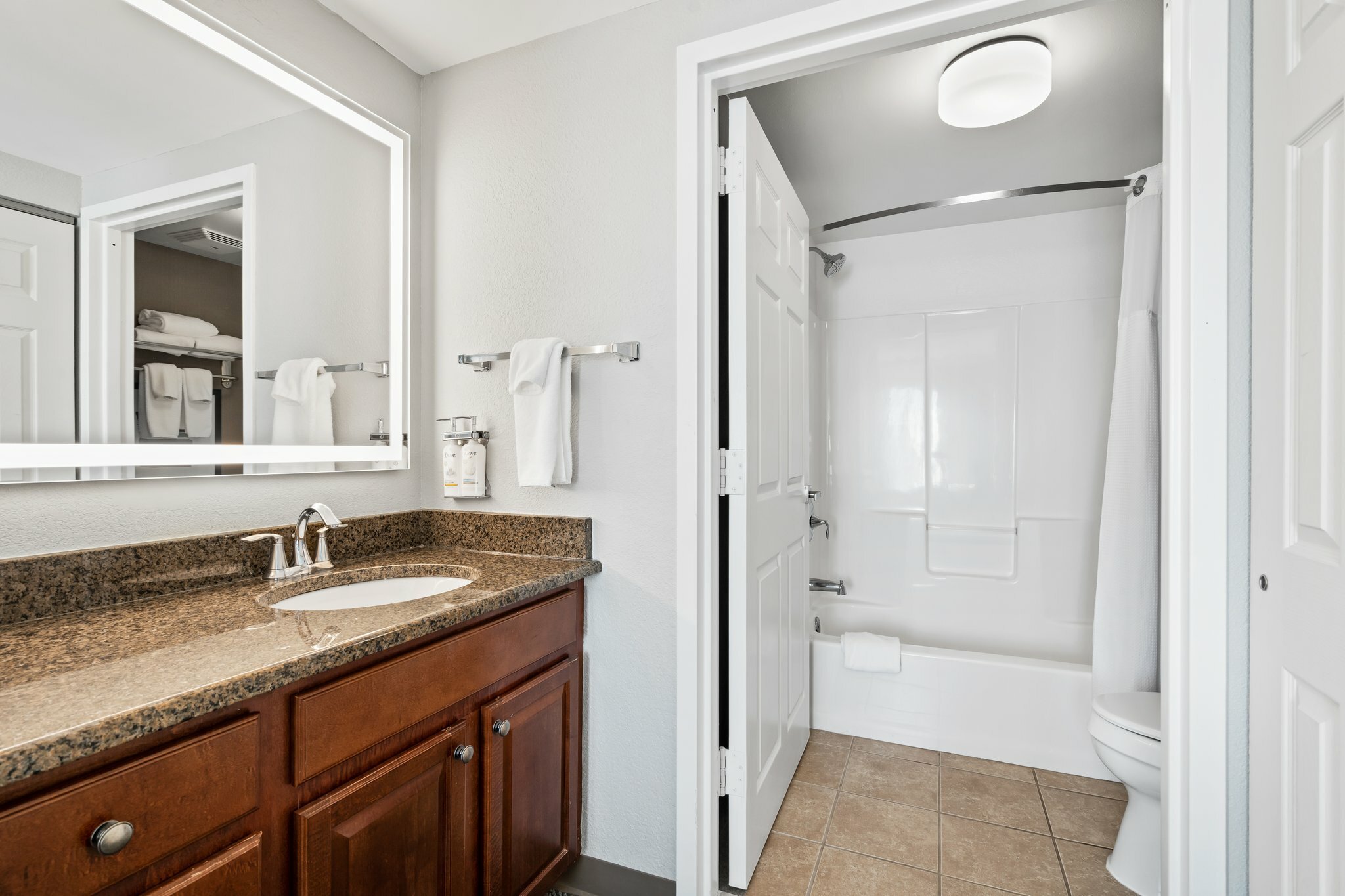 Фото Staybridge Suites North Brunswick, an Ihg Hotel