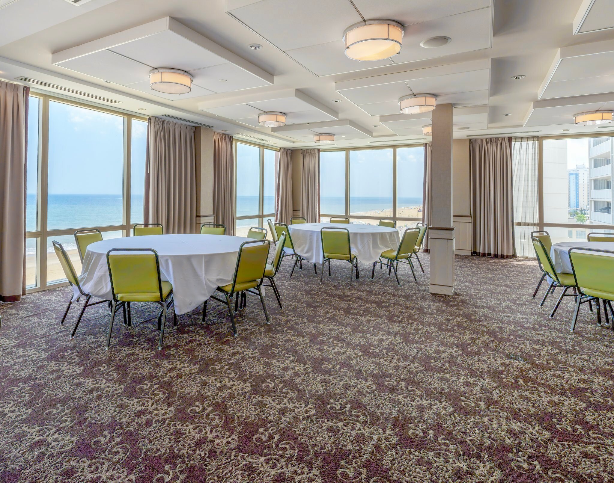 Фото Holiday Inn & Suites Virginia Beach North Beach, an Ihg Hotel