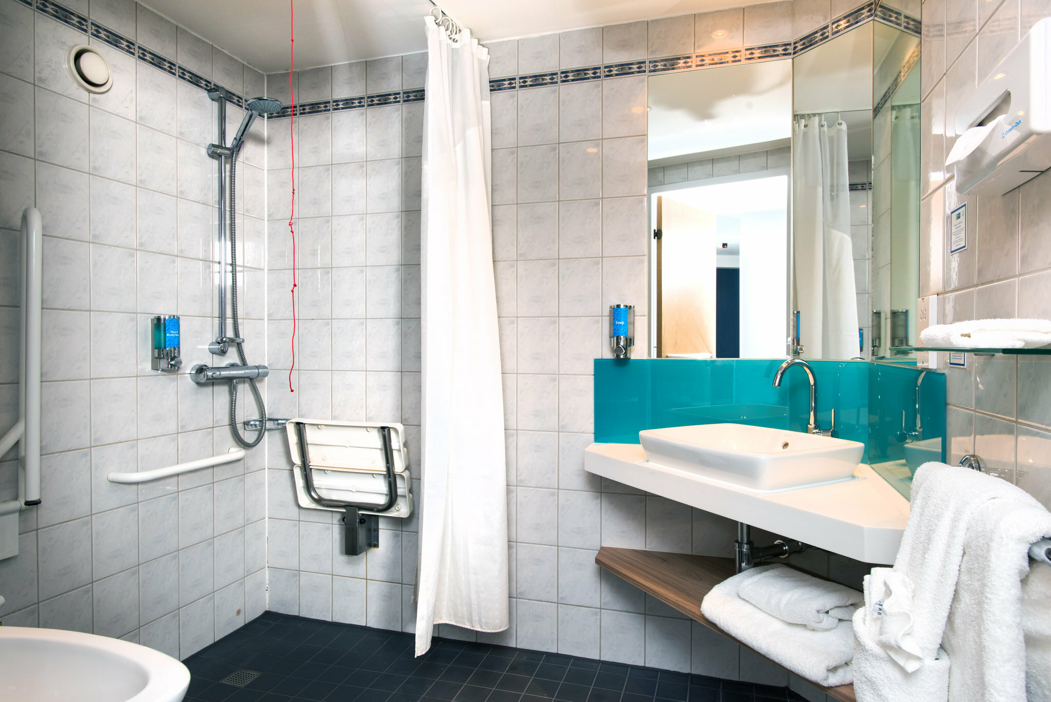 Фото Holiday Inn Express London Luton Airport, an Ihg Hotel
