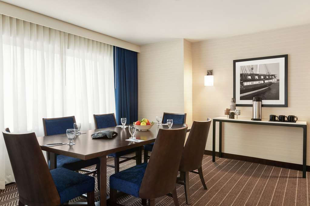 Фото Embassy Suites by Hilton Boston at Logan Airport