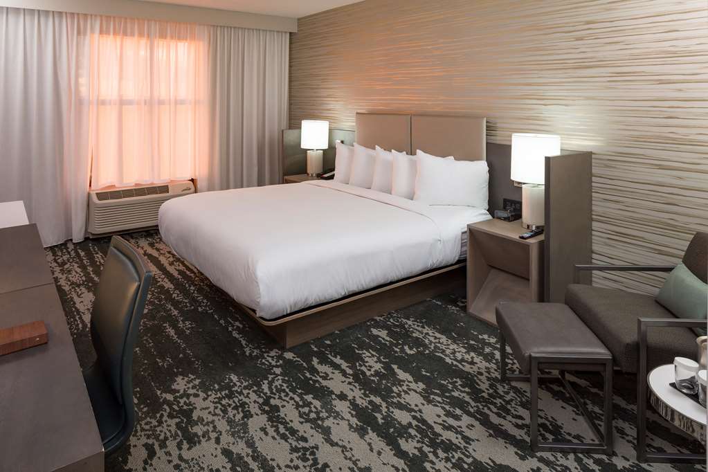 Фото Doubletree by Hilton Boston Logan Airport Chelsea