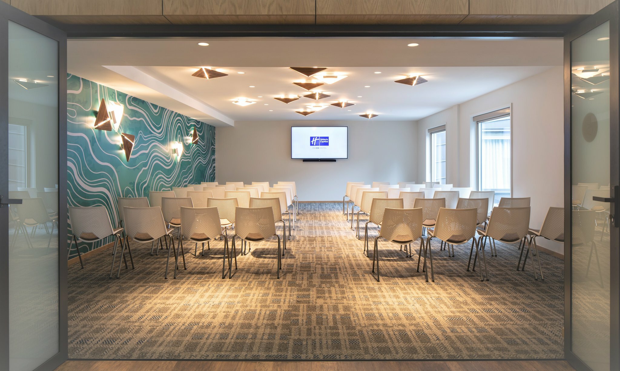 Фото Holiday Inn Express & Suites Queenstown, an Ihg Hotel