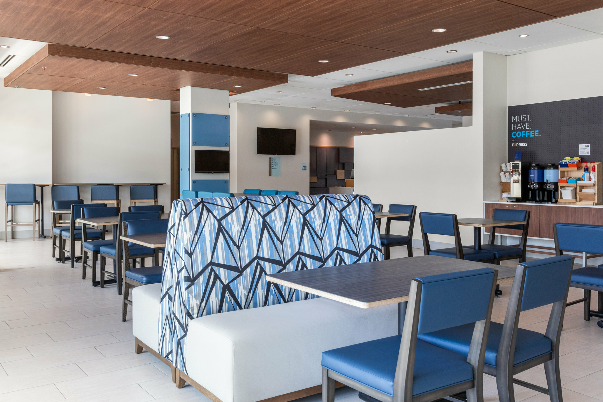 Фото Holiday Inn Express & Suites Victoria Colwood by IHG