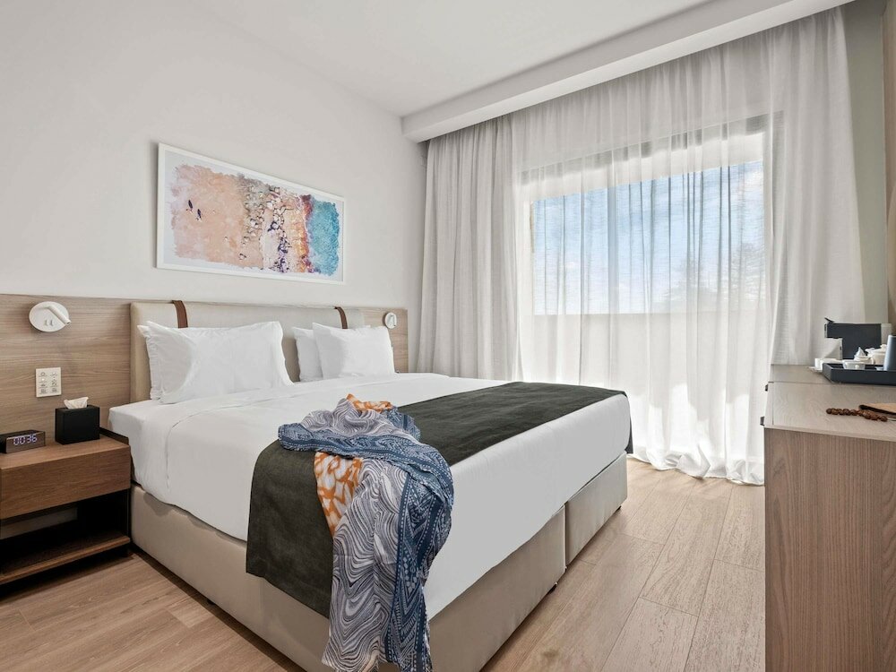 Фото Mercure Larnaca Finikoudes Beach