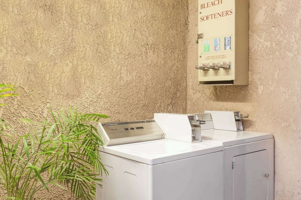 Фото Super 8 by Wyndham Bakersfield South Ca