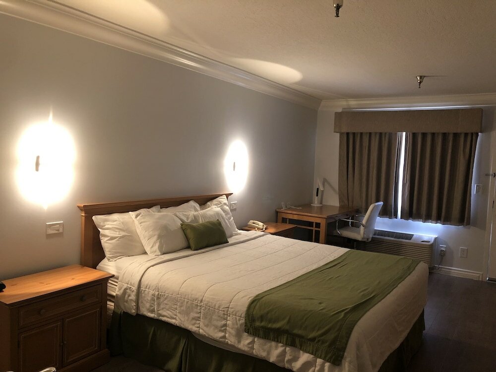 Фото Days Inn by Wyndham Near City Of Hope