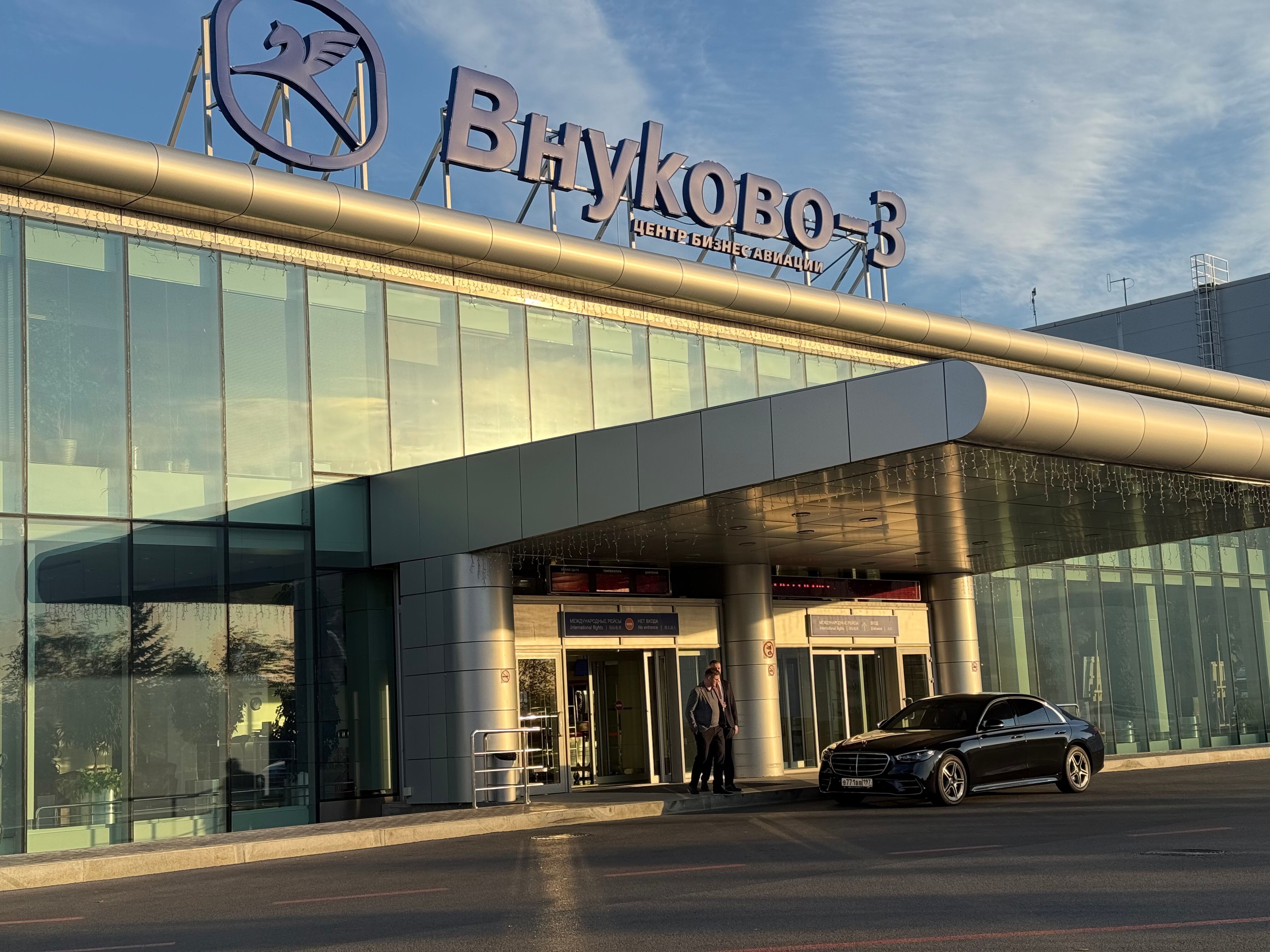 Внуково переходит на режим ручного управления полетами