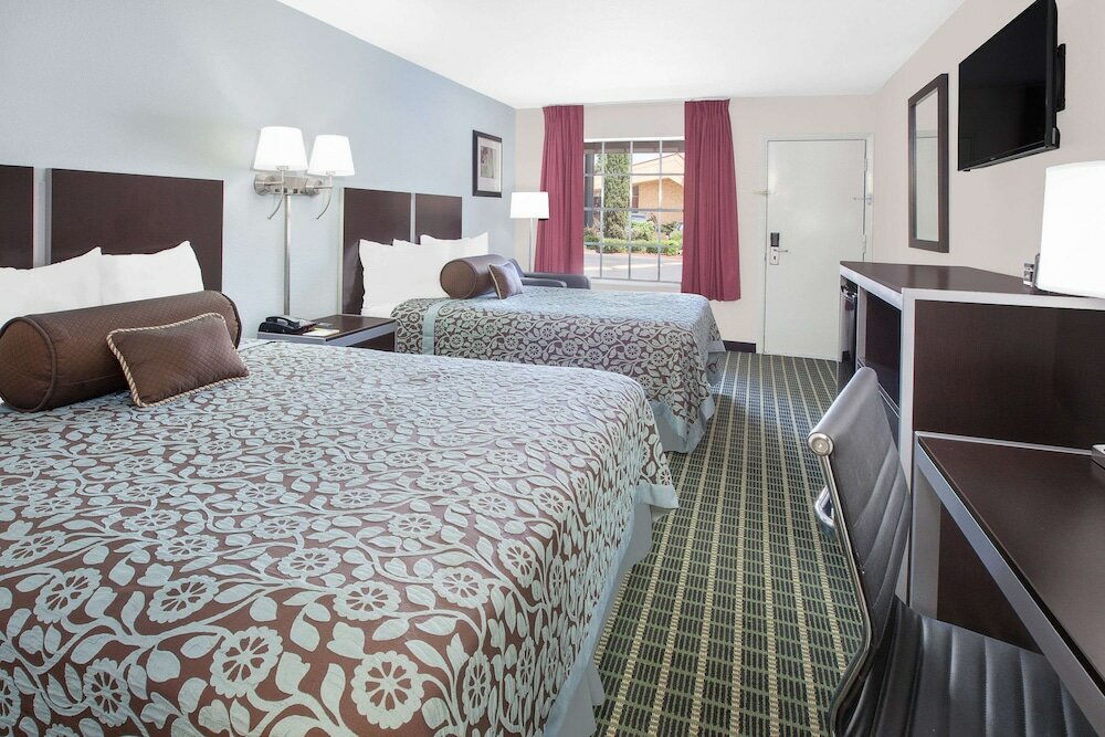 Фото Days Inn by Wyndham Market Center Dallas Love Field