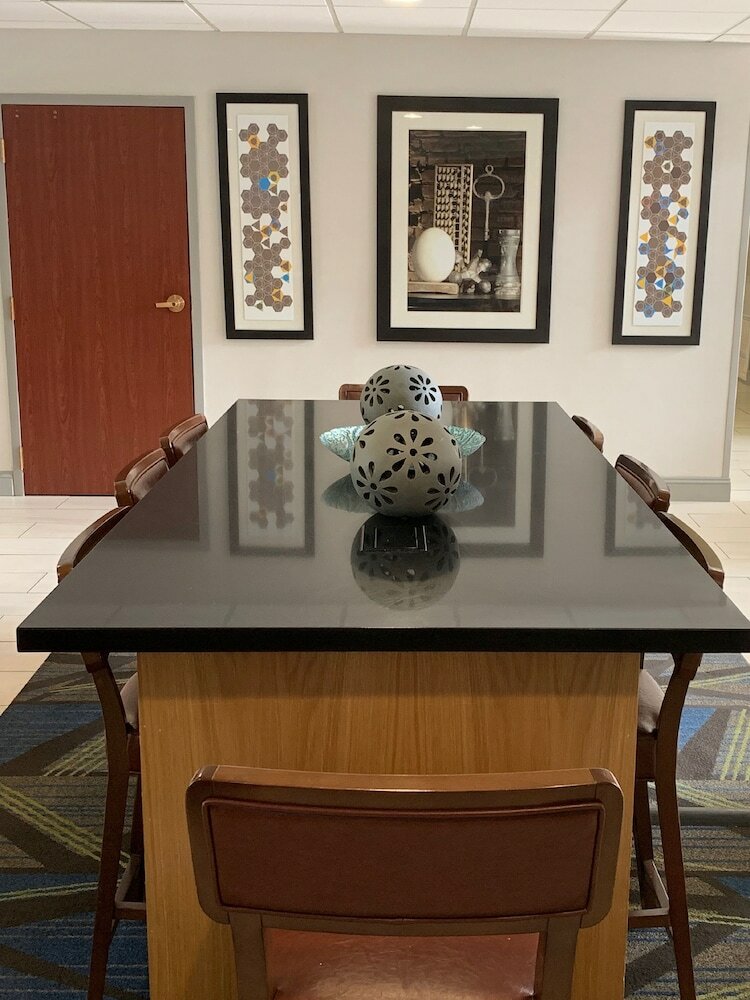 Фото Holiday Inn Express Charlotte Belmont Airport, an Ihg Hotel
