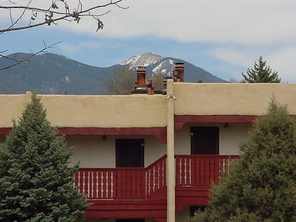 Фото El Pueblo Lodge