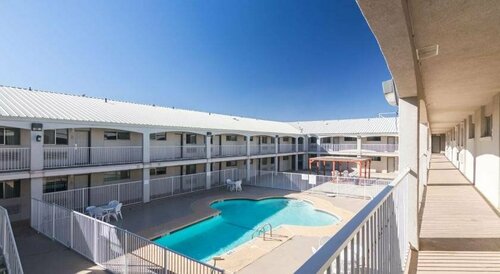 Гостиница HomeTowne Studios by Red Roof Odessa в Одессе